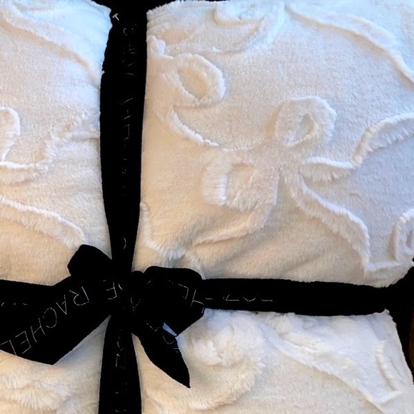 🎀Rachel Zoe Cream Plush Luxurious Faux Fur Pillow Duo with Bow Pattern 🎀 - Picture 2 of 16